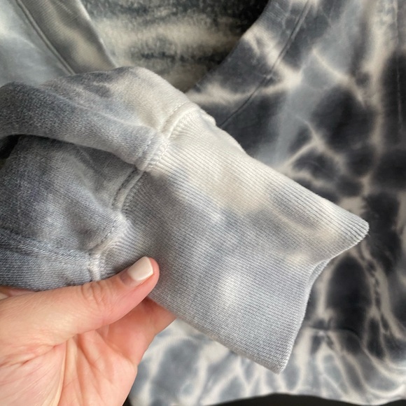 Abercrombie & Fitch Wash Effect Sharkbite V-Neck Sweatshirt Tie Dye-Size S - Picture 6 of 6
